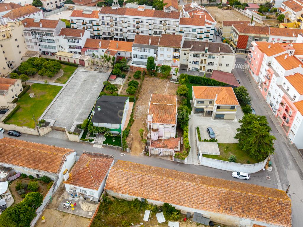 Moradia T5 para remodelar ou lote para construção — Centro do Bombarral - Image 4