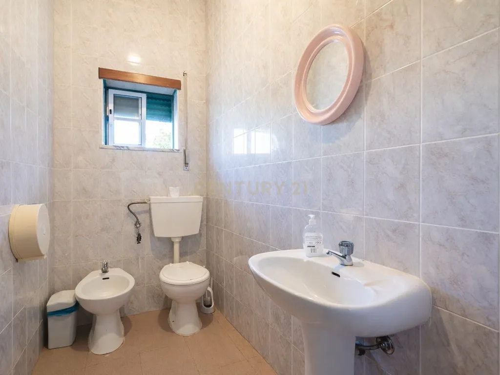 OPORTUNIDADE ÚNICA NA LOUSÃ – MORADIA COM GRANDE POTENCIAL (habitação e comércio) - Image 33