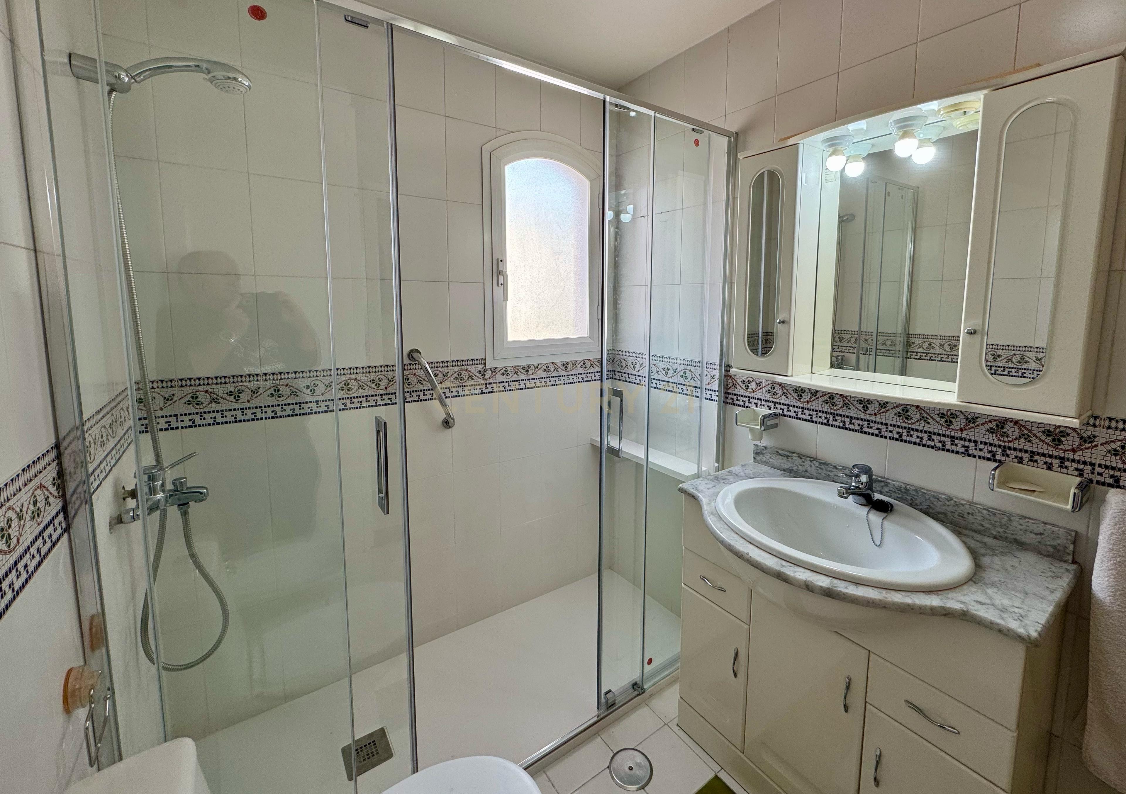 Apartamento Renovado em Málaga com Vista para a Montanha - Image 8