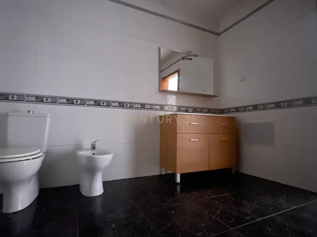 Apartamento T3, com Varanda, Arrecadação e 3 Lugares de estacionamento, no Pinhal Novo - Image 13