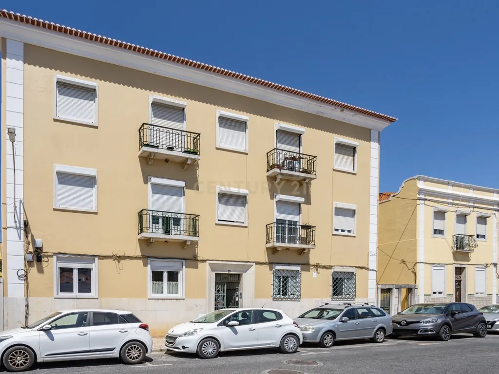 Elegância e História: T4 Remodelado com Grande Logradouro Privativo no Bairro Salgado - Image 2