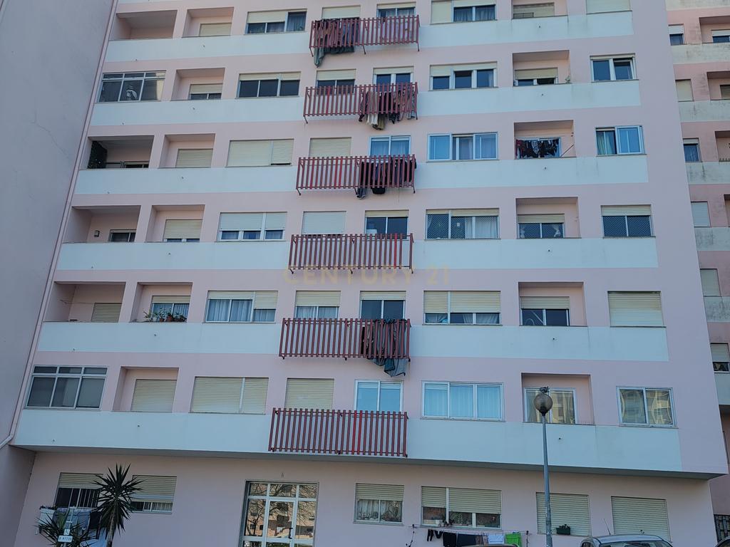 A 15 Minutos de Lisboa e das Praias: Descubra Este T3 com suíte e duas varandas em São Marcos - Image 21