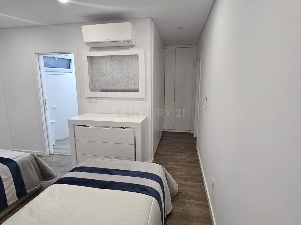 Moradia T4+1 de Luxo em Famões – Elegância, Conforto e Localização Premium - Image 8