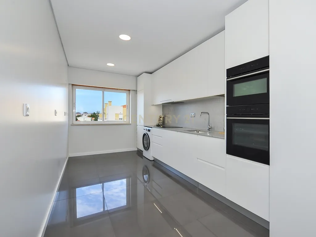 Apartamento T3 com suíte, garagem e varanda – Jardins da Parede - Image 4