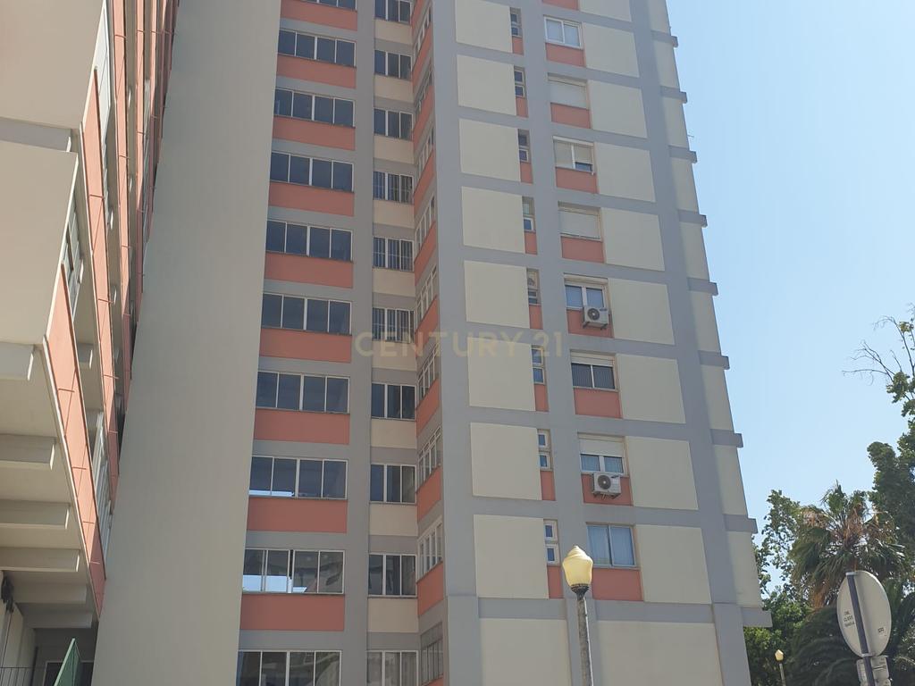 Apartamento T3 transformado em T4* para arrendamento nos Olivais-Sul, Lisboa - Image 3