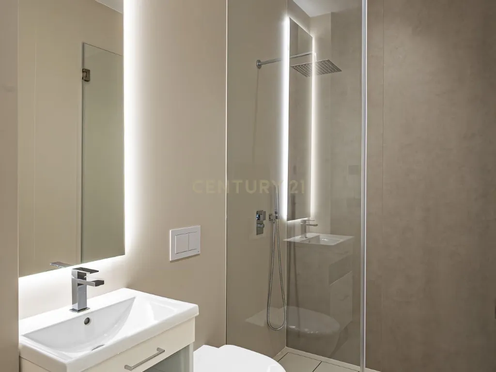 Ubicada en una de las zonas residenciales más exclusivas de Marbella, esta impresionante villa nueva en la segura urbanización Río Verde ofrece una combinación inmejorable de lujo, ubicación y estilo de vida. A tan solo 100 metros de la playa y a un corto paseo de Puerto Banús y supermercados, esta propiedad es ideal para disfrutar del estilo de vida costero más sofisticado. La villa cuenta con 4 luminosos y amplios dormitorios, 5 elegantes baños y grandes terrazas en cada nivel — tanto cubiertas como descubiertas — perfectas para tomar el sol, organizar barbacoas o disfrutar de reuniones con amigos. Con un diseño moderno y acabados de alta calidad, la vivienda ofrece un ambiente lleno de luz natural y todas las comodidades para vivir todo el año. Una piscina privada y hermosas vistas al mar completan esta joya, ideal tanto como residencia familiar como casa de vacaciones de lujo. Una oportunidad única de adquirir una villa contemporánea en el corazón de la Milla de Oro de Marbella. - Image 14