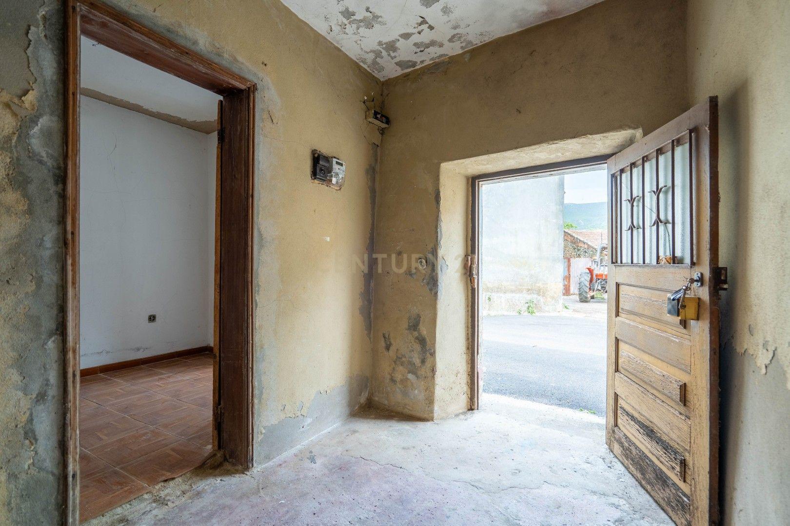 Fotografia 7 de Moradia para Reabilitação - Com espaço exterior