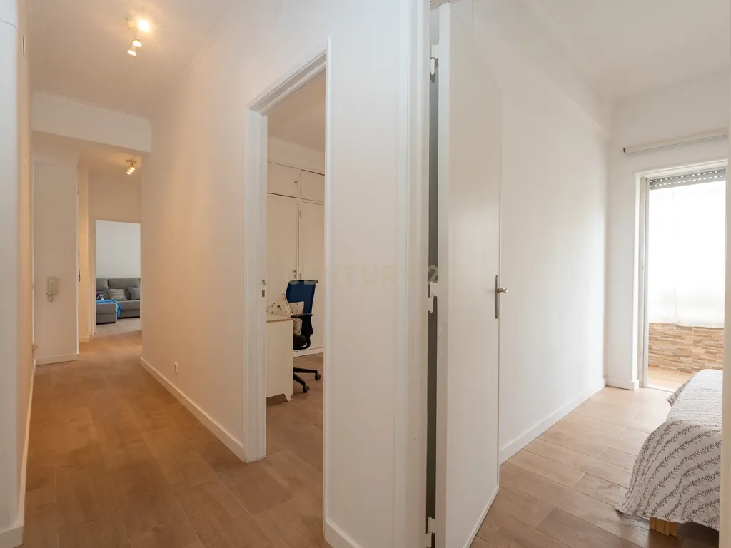 T2 Renovado em Odivelas — Conforto, Luz Natural e Localização Privilegiada - Image 16