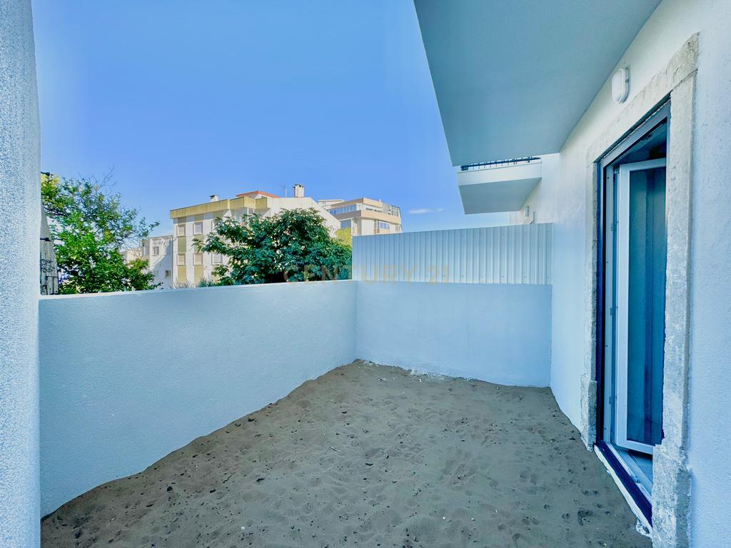 Apartamento 2 Assoalhadas com logradouro, zona histórica de Almada - Image 8