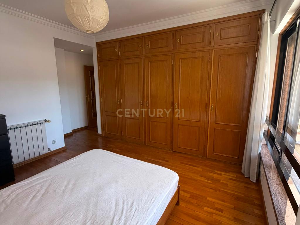 T1 mobilado com 70 m² e garagem junto ao Metro das Laranjeiras - Image 14