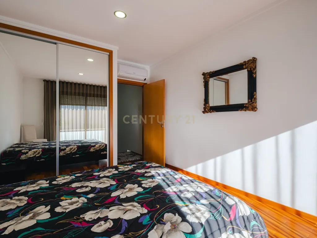 Moradia T4 com 255 m², Suíte Generosa, Jardim e Garagem para 3+ Viaturas | Astromil, Paredes - Image 39