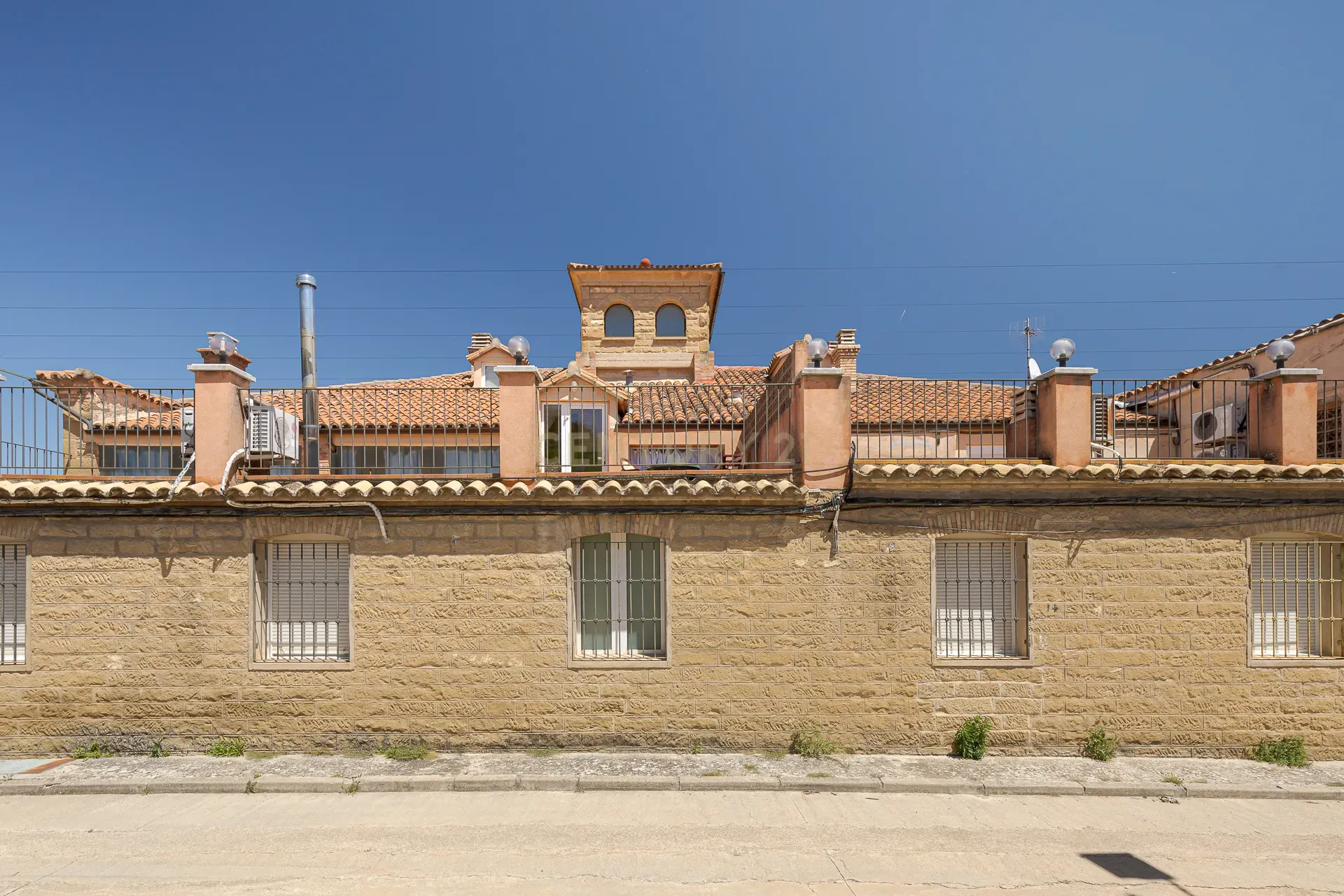 Hotel Moderno em Aragón com 25 Quartos e Vista Panorâmica - Image 39
