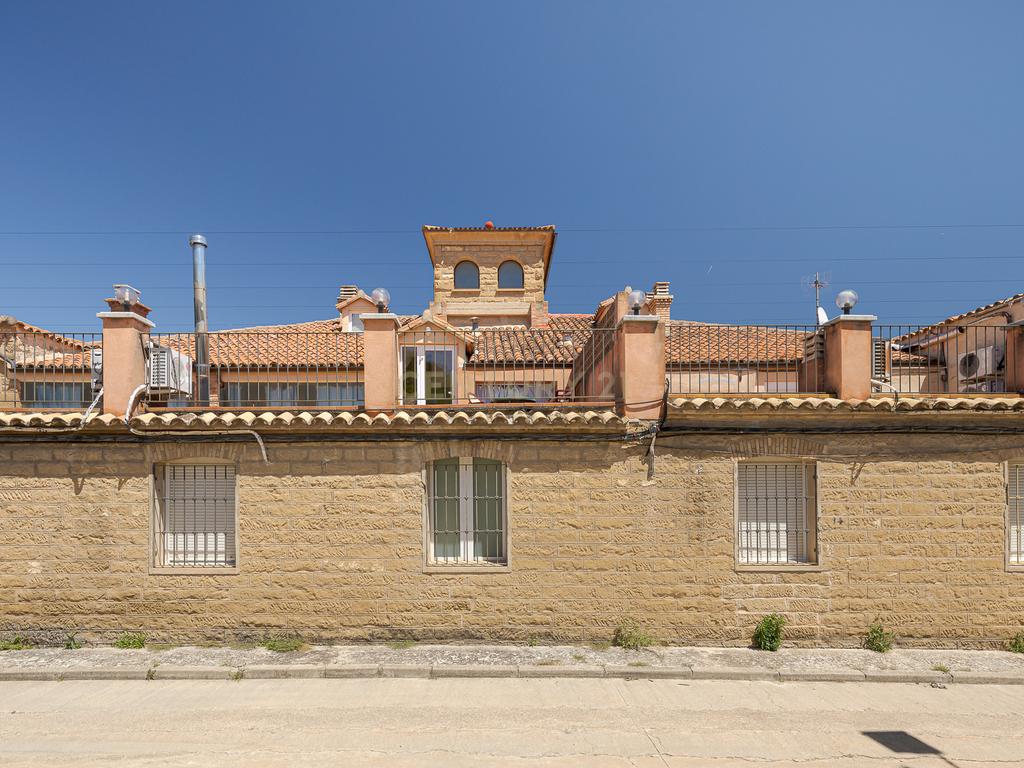 Hotel Moderno em Aragón com 25 Quartos e Vista Panorâmica - Image 39