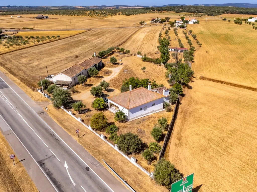 Propriedade, em Prédio Misto, com 17.000m2 localizada a 5Km de Estremoz - Image 6