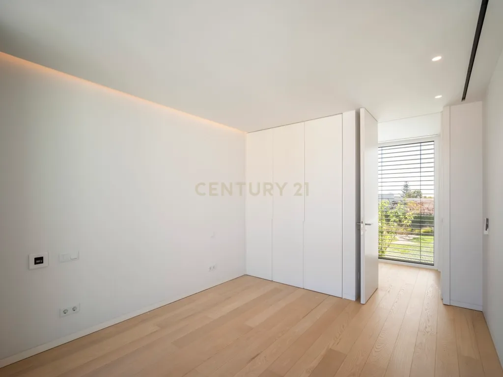 Apartamento T4 com Vista Mar em Condomínio Privado – Monte Estoril - Image 30