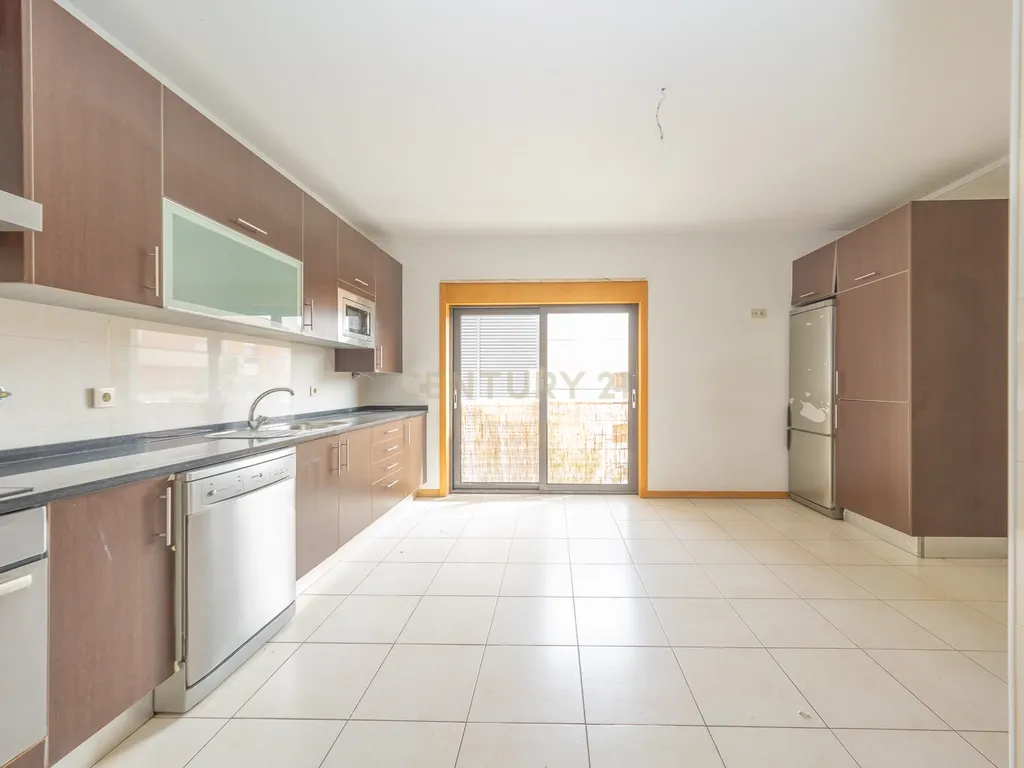Apartamento T3 com Duas Varandas, Garagem Box e Lugar de estacionamento na Vila Serena, Pinhal Novo - Image 40
