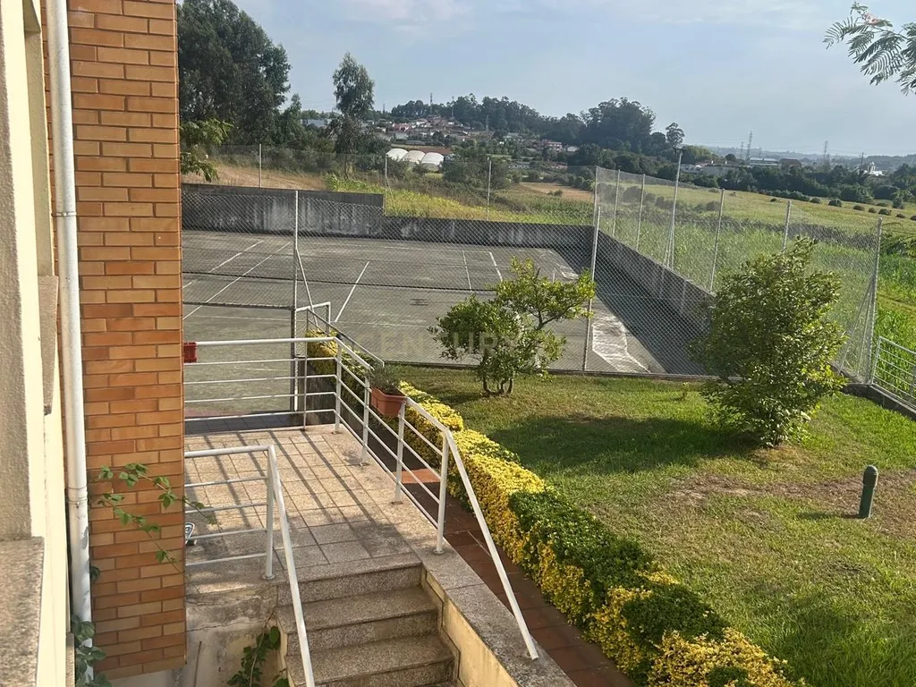 Luxuosa Moradia T3 em Folgosa, Maia - 310m² com Vista Montanha - Image 7