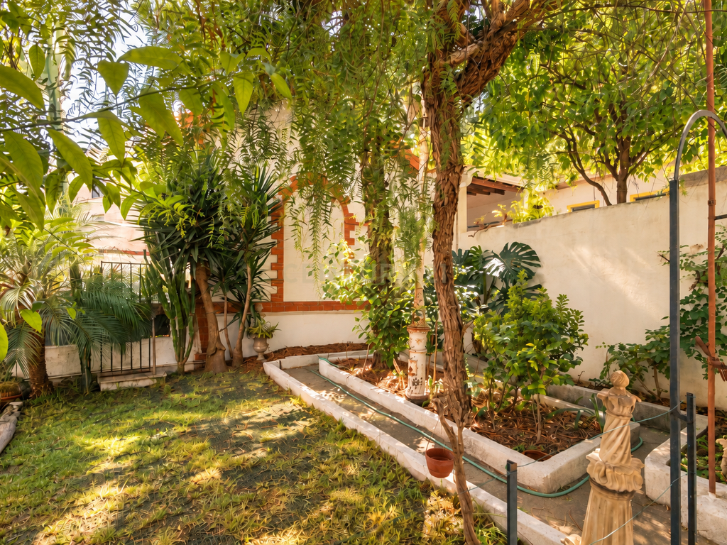 Apartamento T4+2 com logradouro de 187,75 m² na Estrela - Image 1