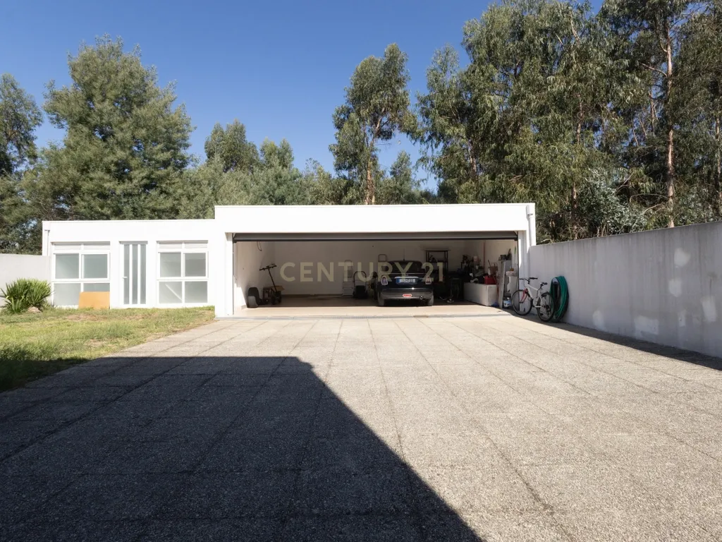 Moradia T3 de Excelência na Maia| 398 m² | 3 Suítes | Garagem para várias Viaturas - Image 3