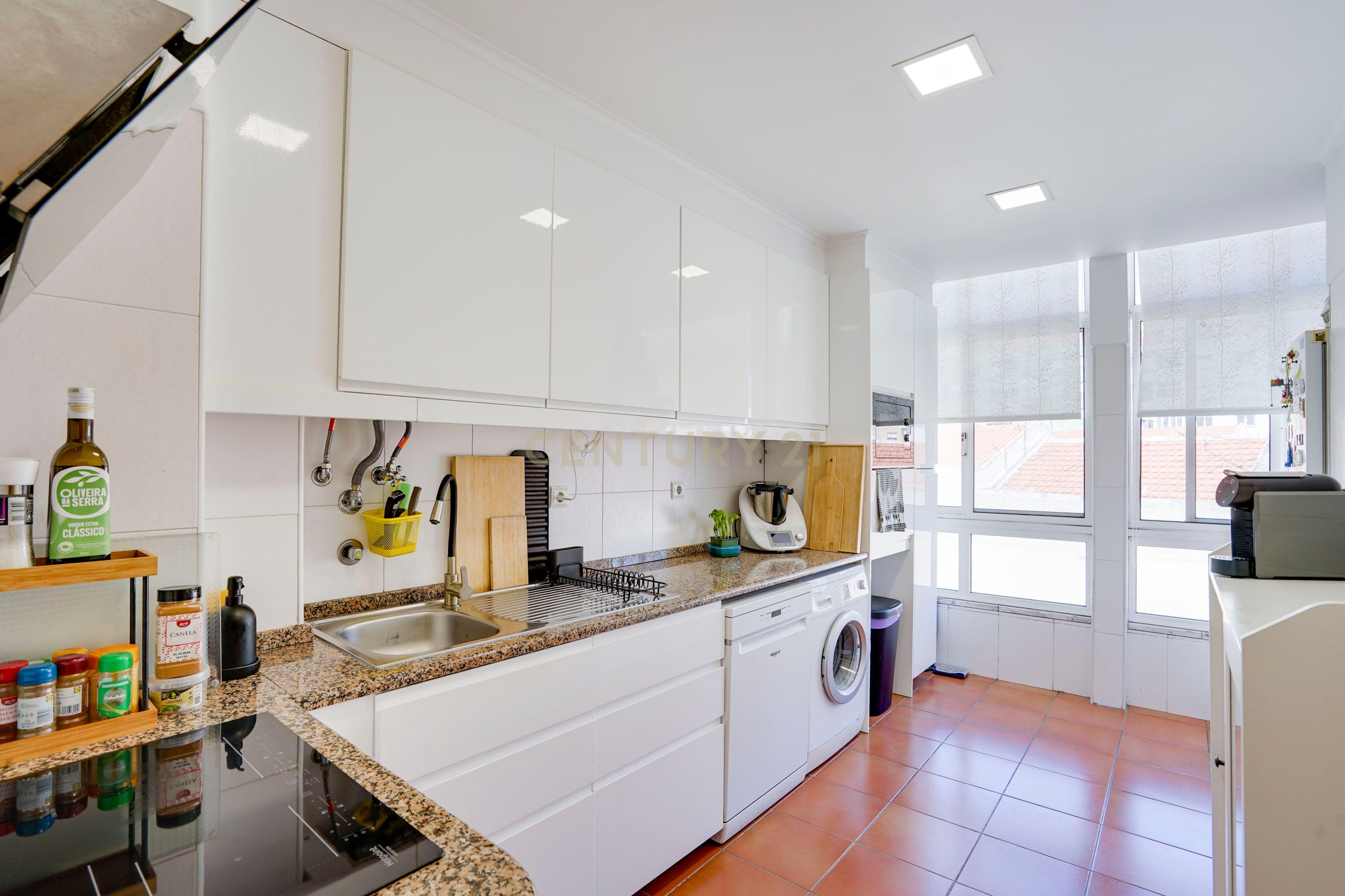 Fotografia 4 de Apartamento T2 em Odivelas, perto de Metro e serviços, Lisboa