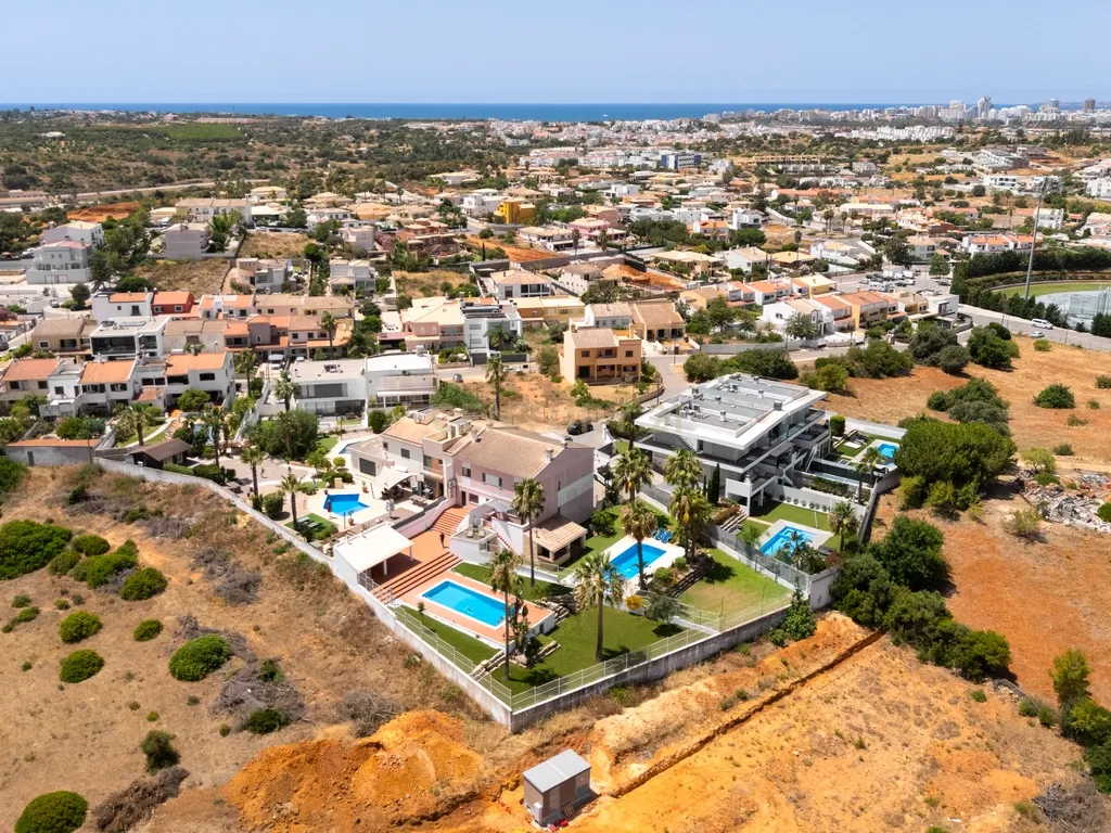 Moradia T3+1 em excelente estado com piscina e garagem, junto ao novo golfe! - Image 26