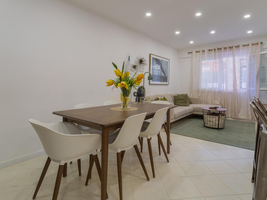 Apartamento Remodelado em Corroios, Seixal T3 + 3, garagem e Terraço - Image 2
