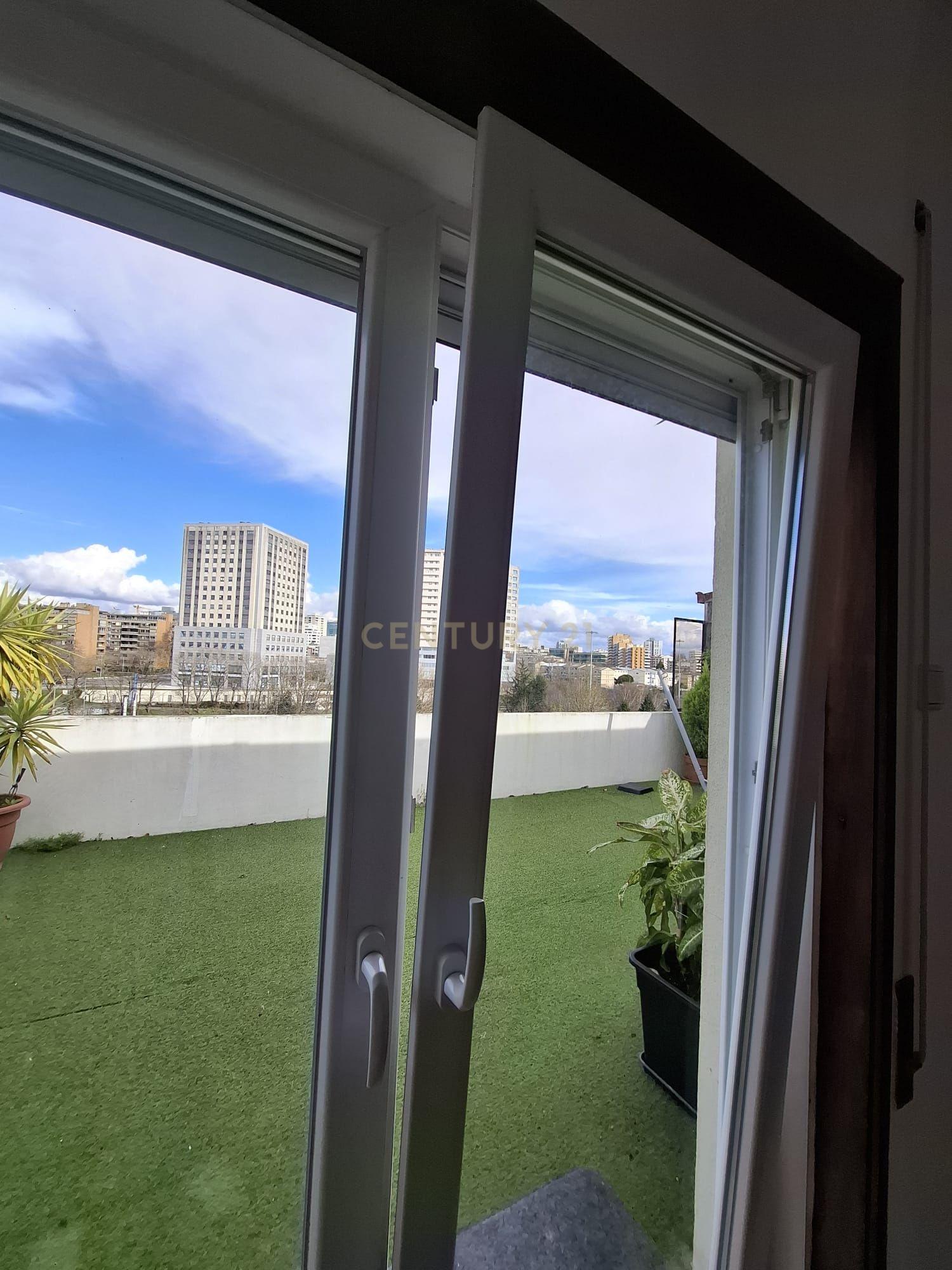 Arrendamento T2 com Terraço e Vistas Panorâmicas em Lordelo do Ouro – Porto - Image 7