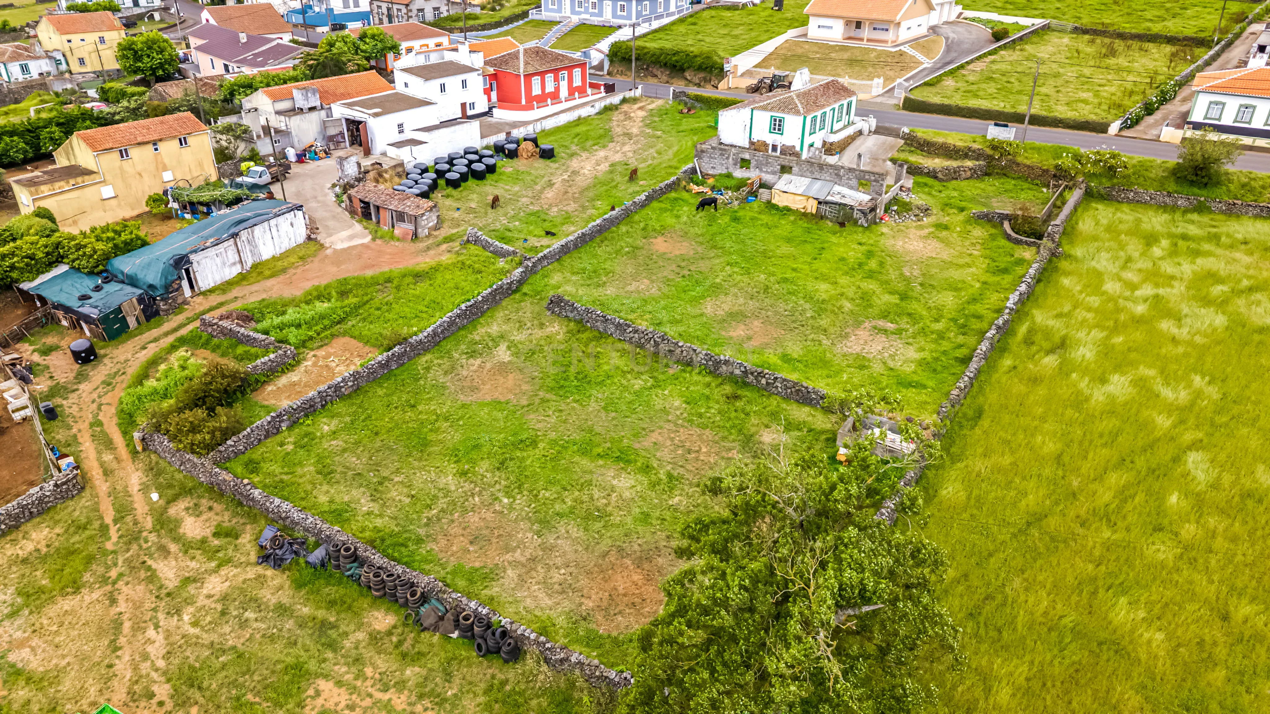 Fotografia 9 de Moradia para Remodelar com Terreno | Vila do Porto Judeu