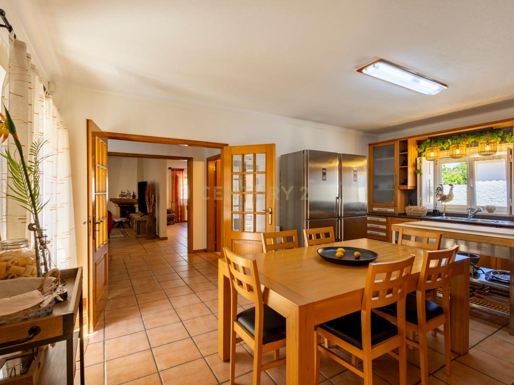 Moradia T5 Térrea com Piscina, Garagem e Lote de 2000 m² – Venda do Alcaide - Image 10