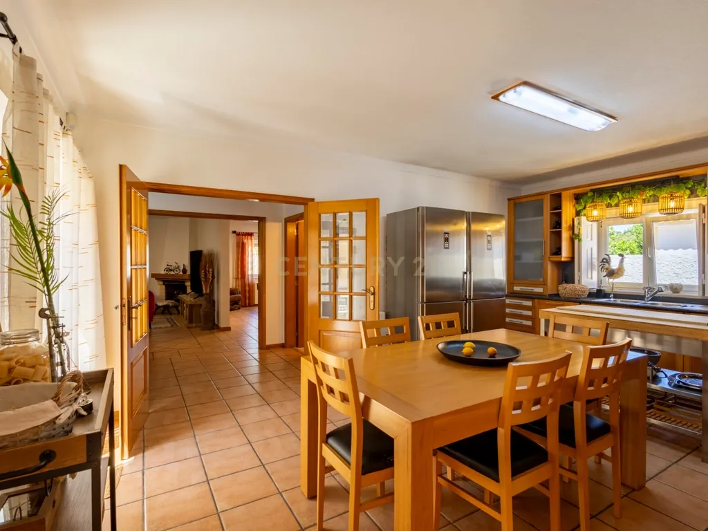 Moradia T5 Térrea com Piscina, Garagem e Lote de 2000 m² – Venda do Alcaide - Image 10