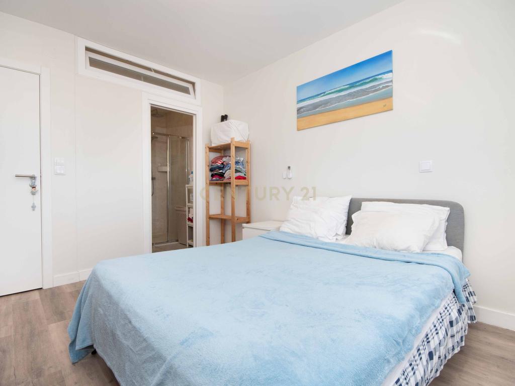 Apartamento T2 Renovado com Vista Panorâmica em Lisboa - Image 16