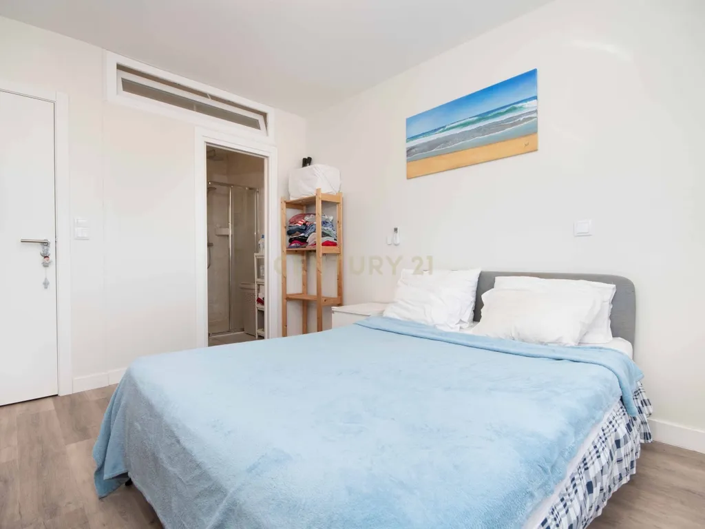 Apartamento T2 Renovado com Vista Panorâmica em Lisboa - Image 16