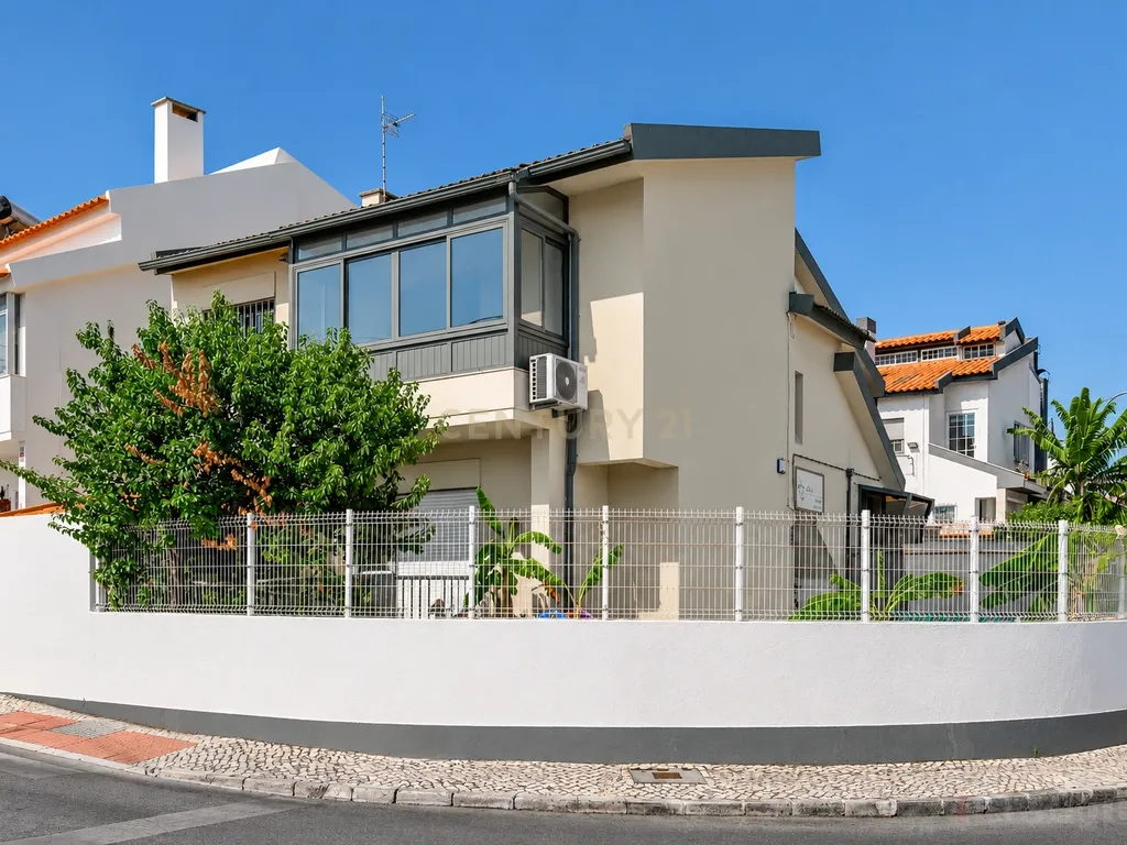 T2+2 Renovado com Sótão, Espaço Exterior e Garagem — Centro de Tires - Image 1