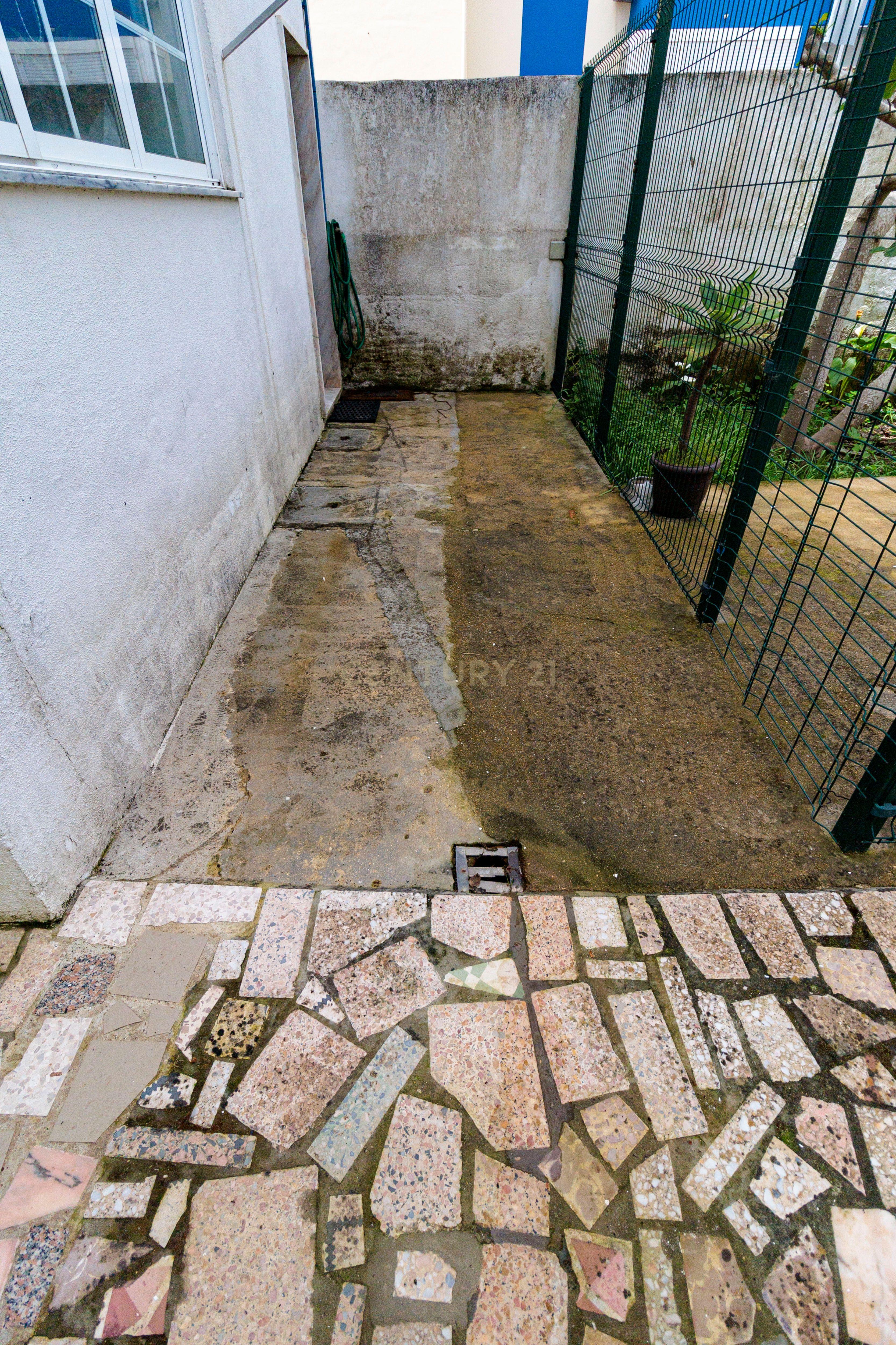 1º andar de moradia T2+1 Remodelado em Pinhal Novo, centro, com Jardim e arrecadação. Estacionamento fácil. - Image 49