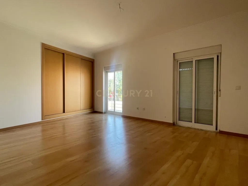 Apartamento T3, com Varandas e 3 Lugares de estacionamento, no Pinhal Novo - Image 14