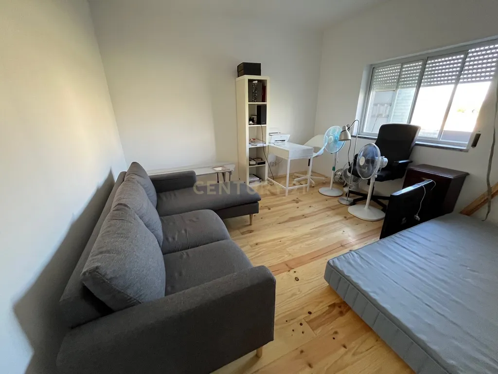 Moradia com quatro apartamentos independentes, três T2 e um T3 em Atouguia da Baleia. Ideal para famílias ou grupos, preparada para turismo ou para arrendamento de longa duração. - Image 65