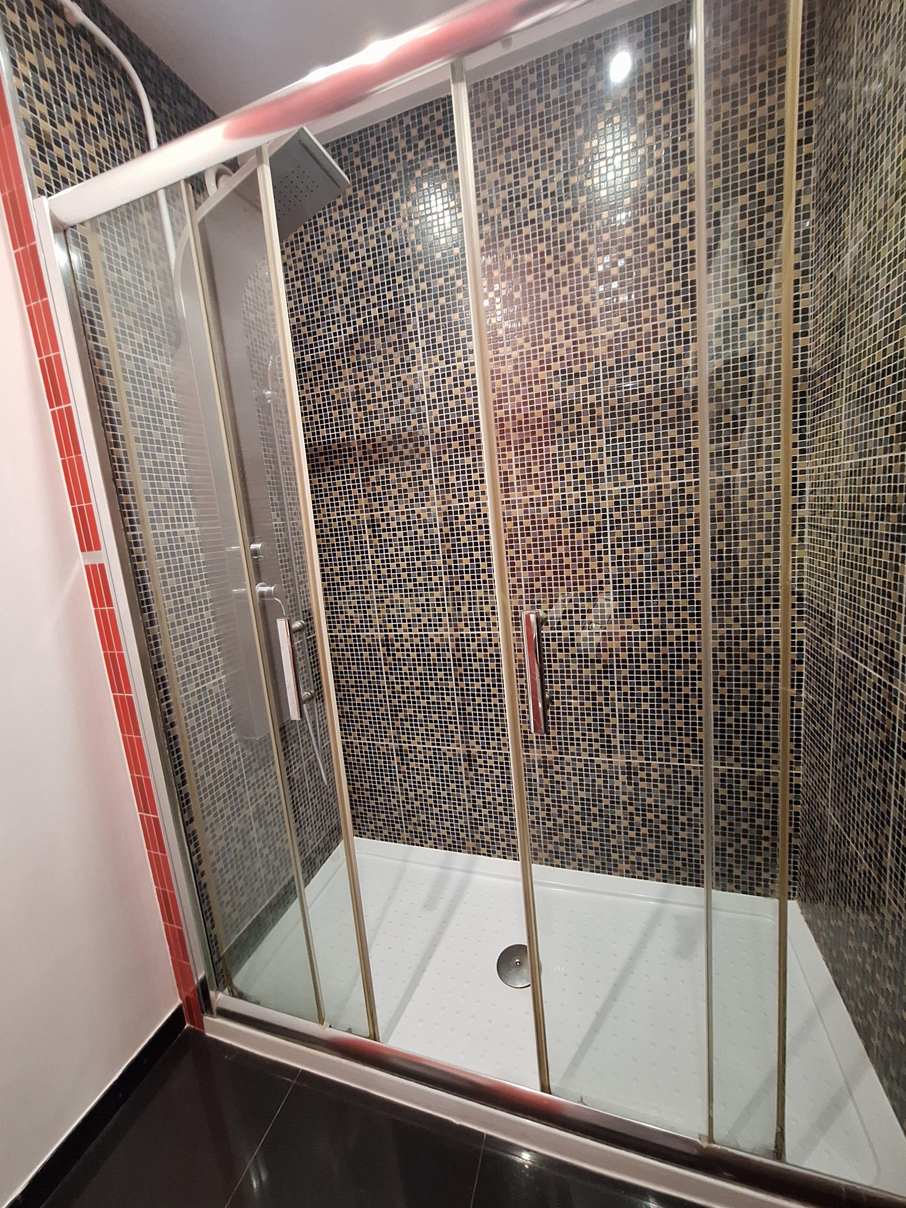 Fotografia 10 de Excelente Apartamento T1 com Varanda, Garagem e Arrumos na Rua de Costa Cabral, Porto