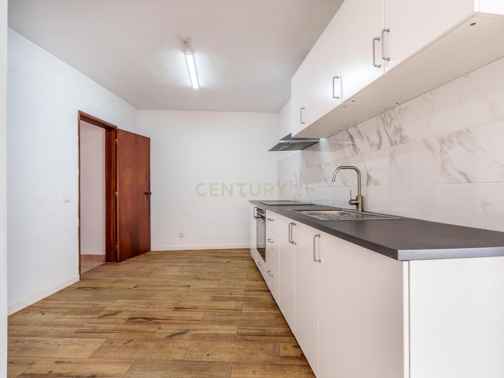 T2 renovado com varanda e terraço no Centro Histórico de Silves - Image 4