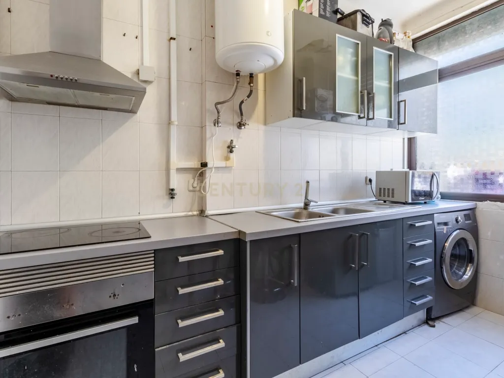 T2 com Potencial no Coração de Cacilhas Prático, Central e com o Charme da Tradição - Image 18