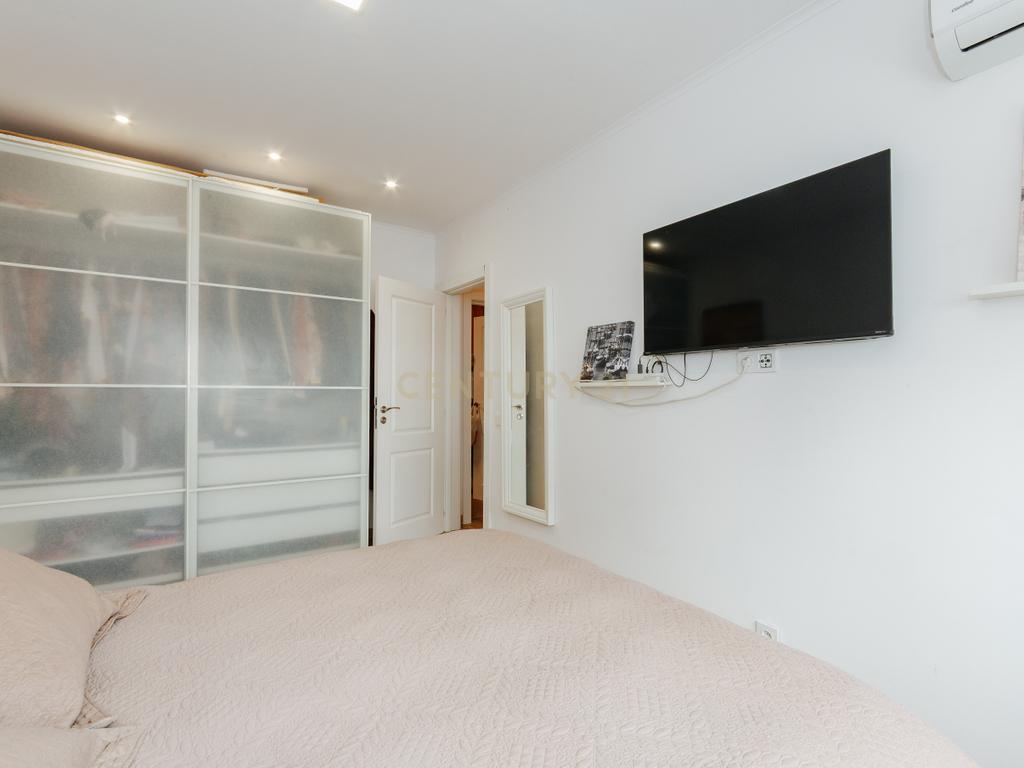 Apartamento T2 Renovado em Miratejo - Image 13