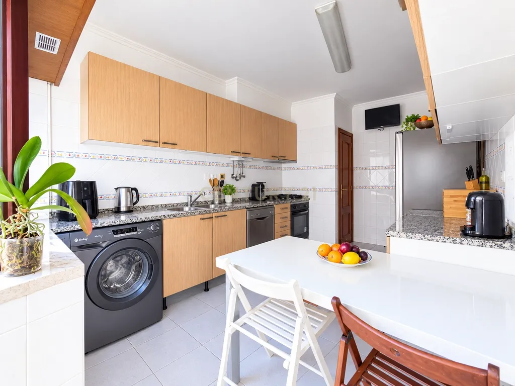 Apartamento T3 com Suíte, 3 Varandas e Arrecadação de 14 m² | Avenida 25 de Abril, Ramada - Image 3