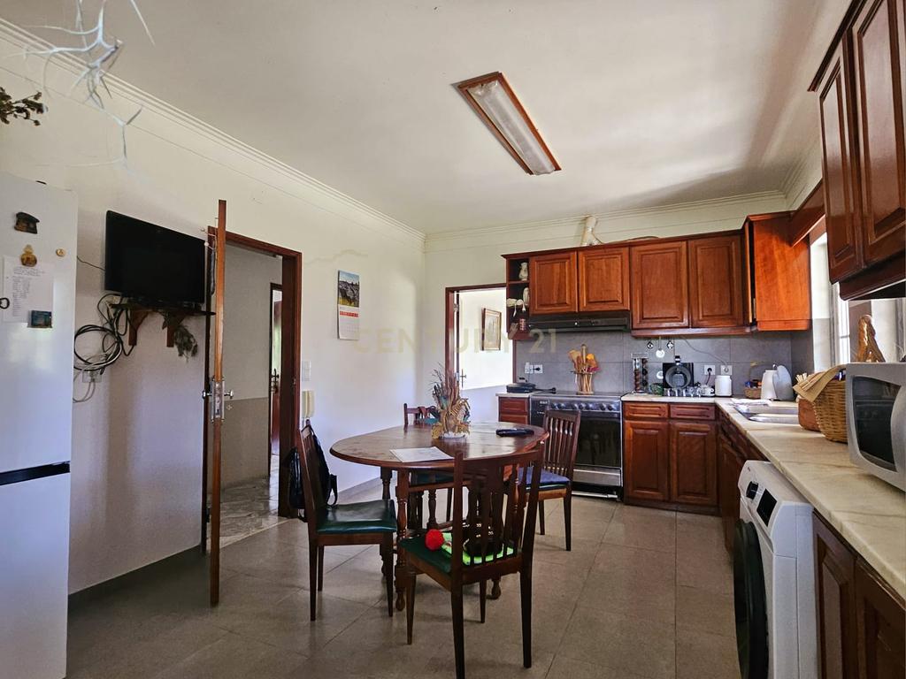 Moradia Unifamiliar T4 com Vista Desafogada e Grande Lote de Terreno na Quinta da Condessa - Image 22