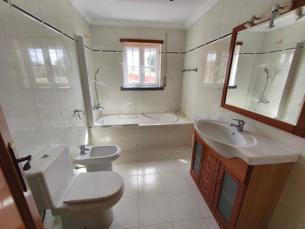 Apartamento T3 para arrendar com terraço de 200m² e garagem para dois carros — Lourinhã - Image 13