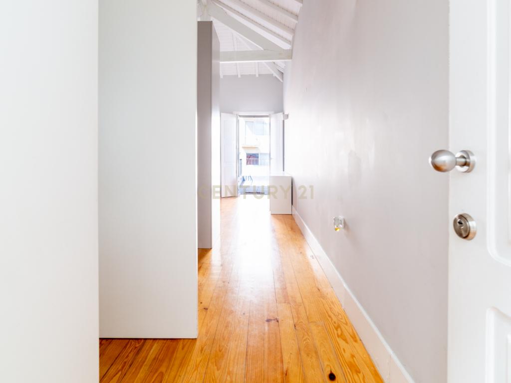 Apartamento com Terraço e Vista Única sobre o Porto – Rua de Santa Teresa - Image 5