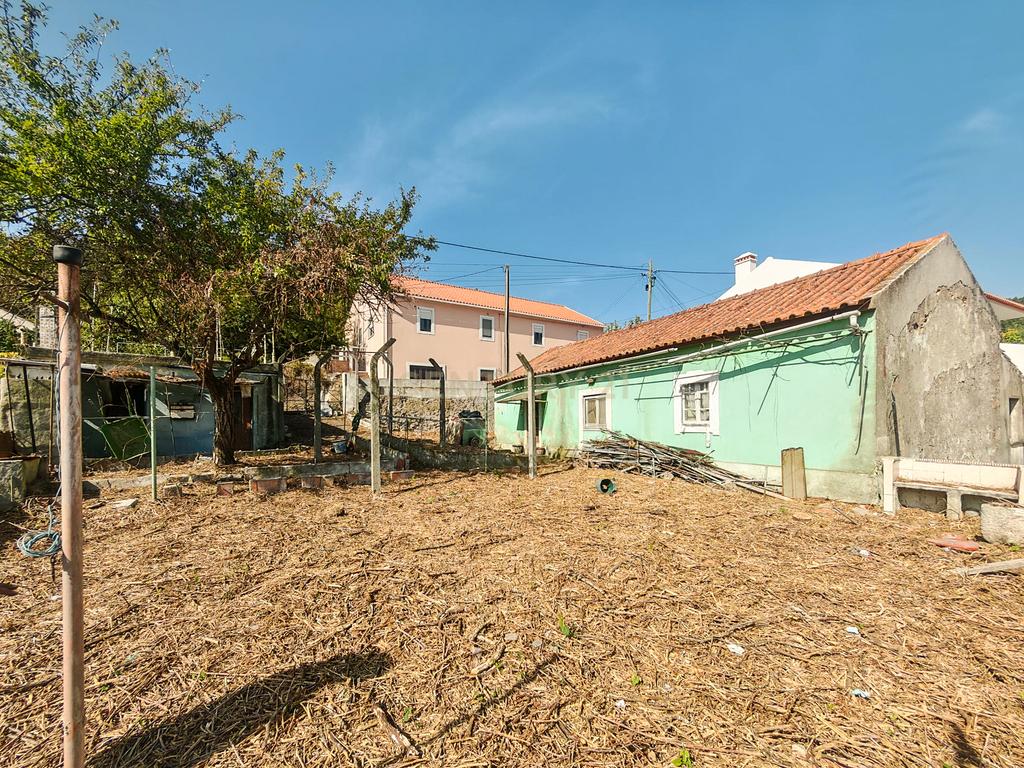 Moradia com Anexo e Terreno de 242 m² | Oportunidade de Reabilitação em Santo Estêvão das Galés - Image 4
