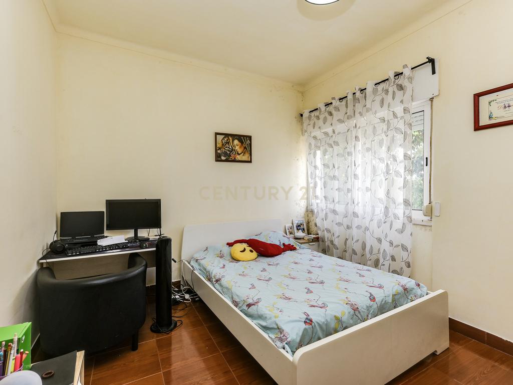Moradia bifamiliar T4+1 em Pinheiro de Loures, com vistas desafogadas, jardim, pátio, varanda e terraço - Image 41