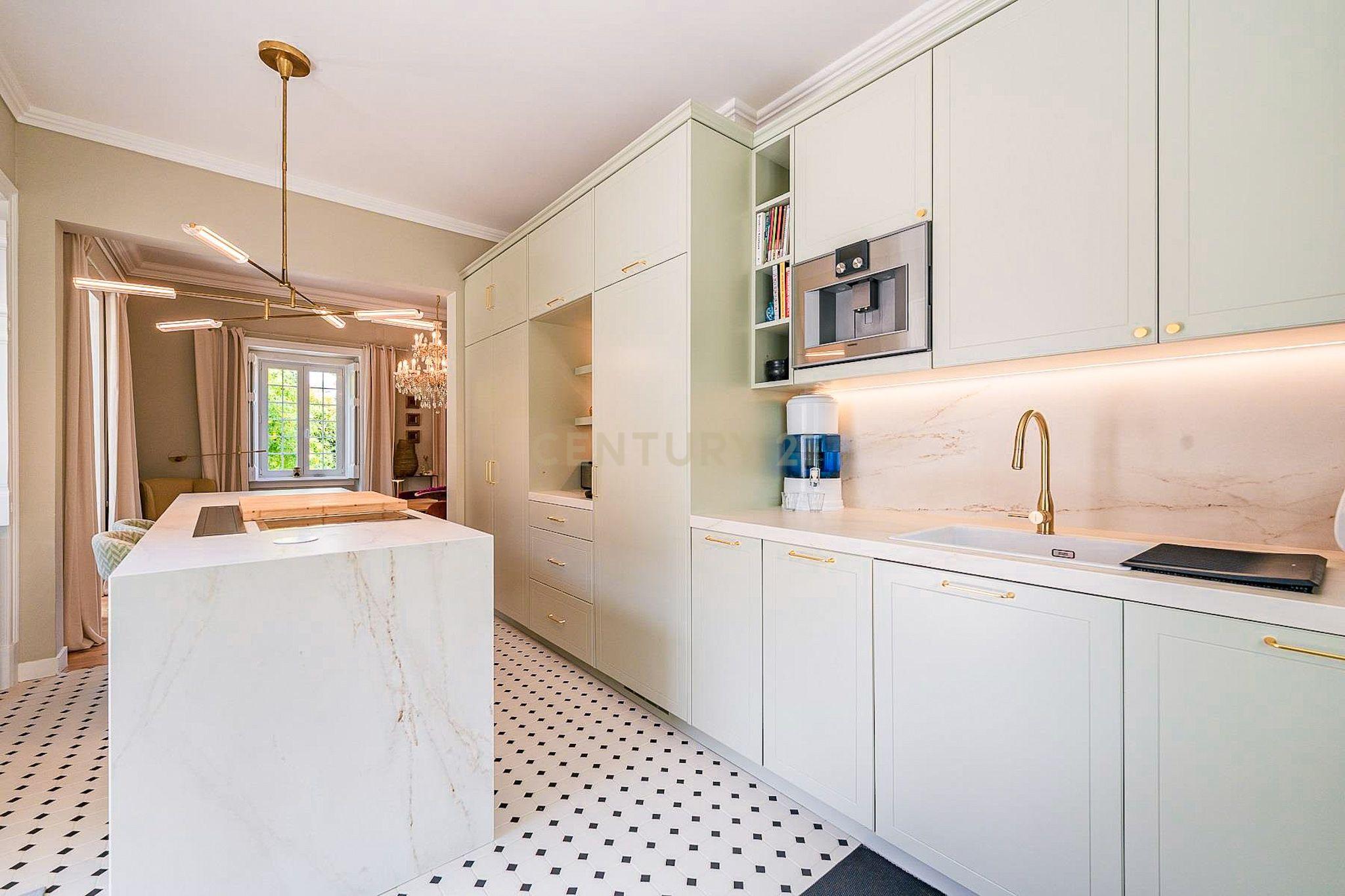 Fotografia 10 de Moradia Histórica no Monte Estoril com Apartamento Independente