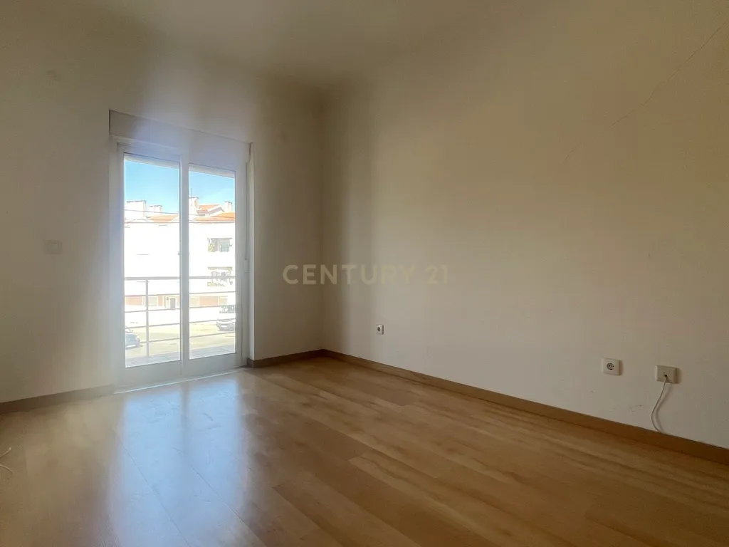 Apartamento T3, com Varandas e 3 Lugares de estacionamento, no Pinhal Novo - Image 19