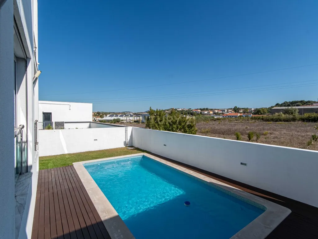 Moradia Isolada de Arquitetura Moderna com Piscina, Jardim e Garagem (Morelena /Pêro Pinheiro) - Image 49
