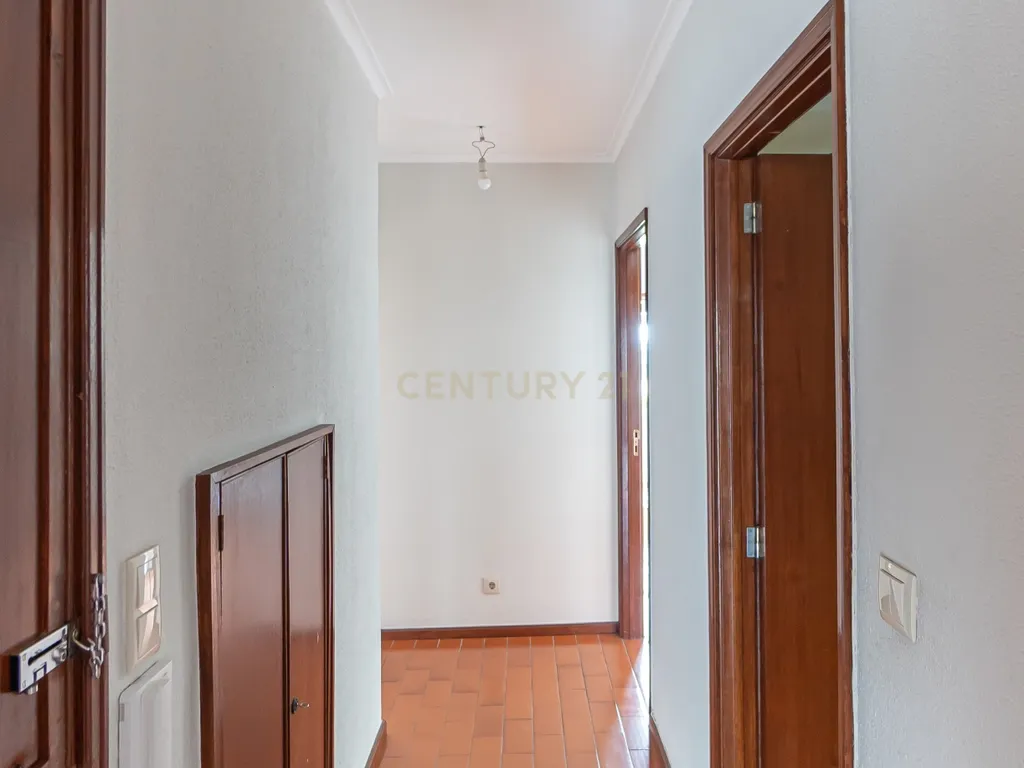 T2 Renovado com Vista Cidade – Rua de São Roque da Lameira, Campanhã - Image 26